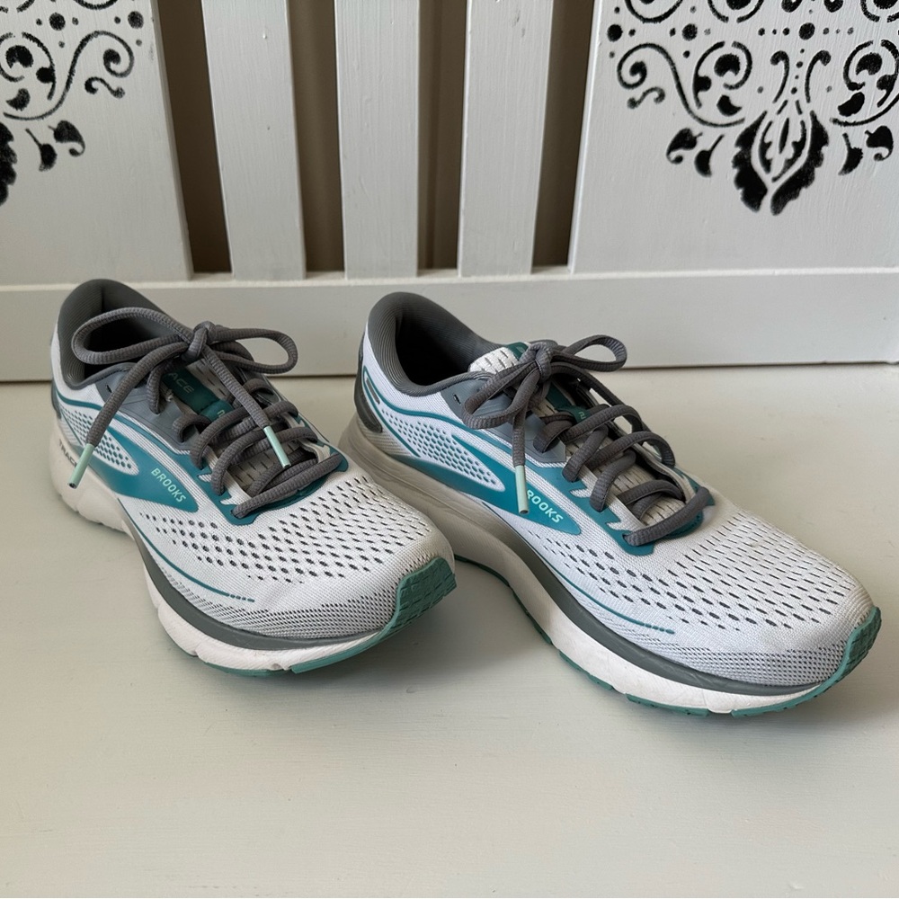 Brooks Woman 8
